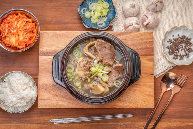 Sopa de osso de carne ou seolleongtang a comida coreana mais reconfortante servida com arroz kimchi cozido no vapor