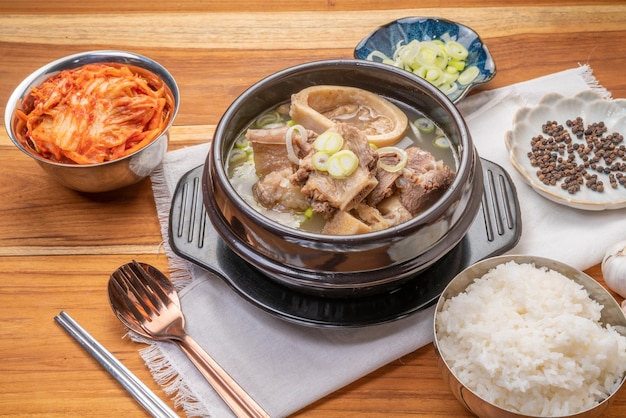 Foto sopa de osso de carne ou seolleongtang a comida coreana mais reconfortante servida com arroz kimchi cozido no vapor