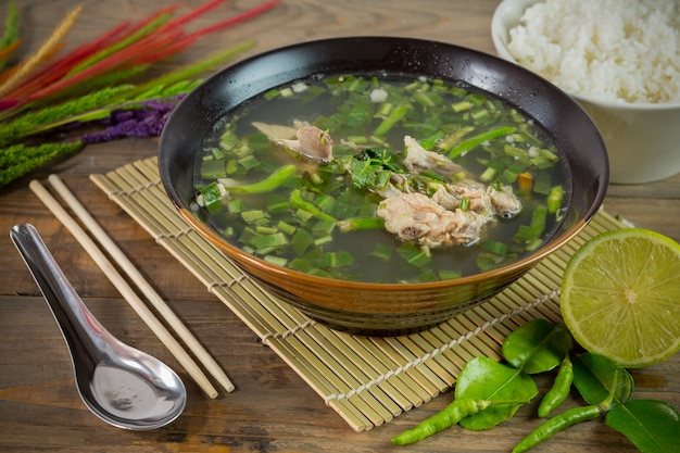 Sopa de osso de porco cozido com sabor picante. sopa picante do reforço do sobressalente da carne de porco de belicious. tom zap