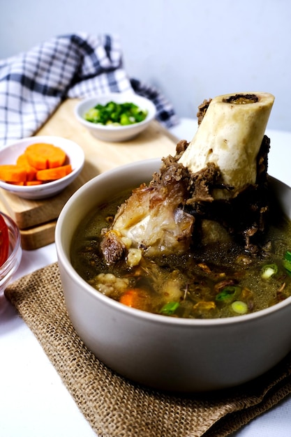 Sopa de osso ou sopa de costela é um menu servido em uma tigela, composto por ossos, carne, costelas, batatas, etc.