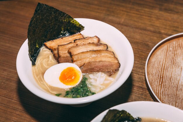 Sopa de ossos de porco ramen (tonkotsu ramen) com carne de porco chashu.