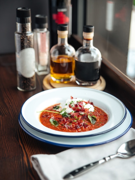 Sopa de pappa al pomodoro com tomate e pão