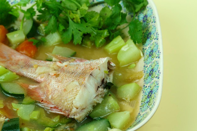 Sopa de pargo com pepino melão amargo e chuchu e ervas variadas