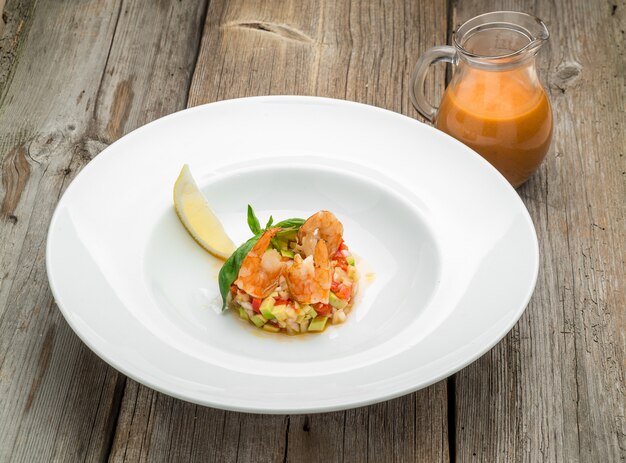 Sopa de peixe bouillabaisse francês com frutos do mar