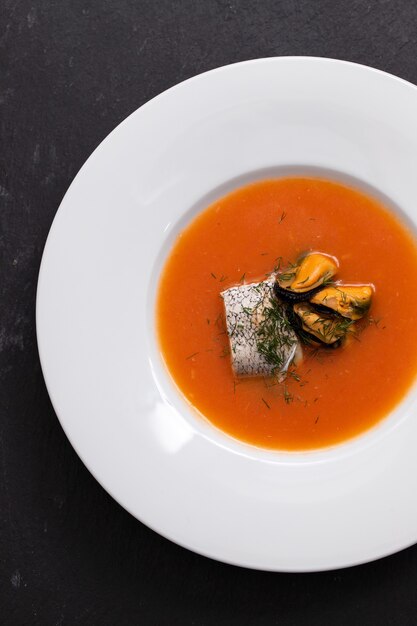 Sopa de Peixe em Prato Branco