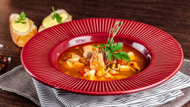 Sopa de peixe francês clássico de frutos do mar.