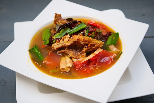 Foto sopa de peixe seco fumado azeda e picante, comida tailandesa