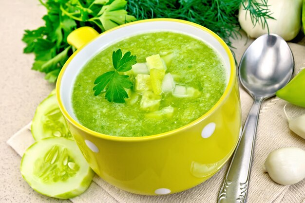 Sopa de pepino em tigela amarela na mesa de granito