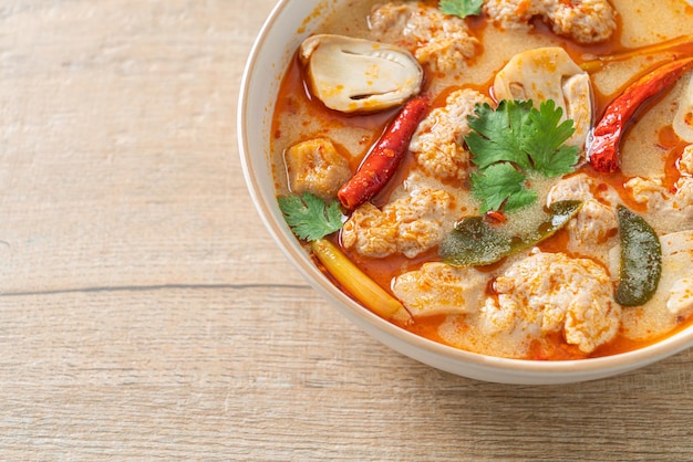 Sopa de porco cozida picante com cogumelo Tom Yum