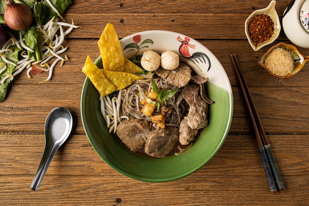 Foto sopa de porco de barco macarrão tailandês