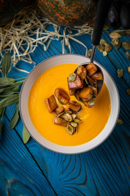 Sopa de purê de abóbora com cogumelos porcini