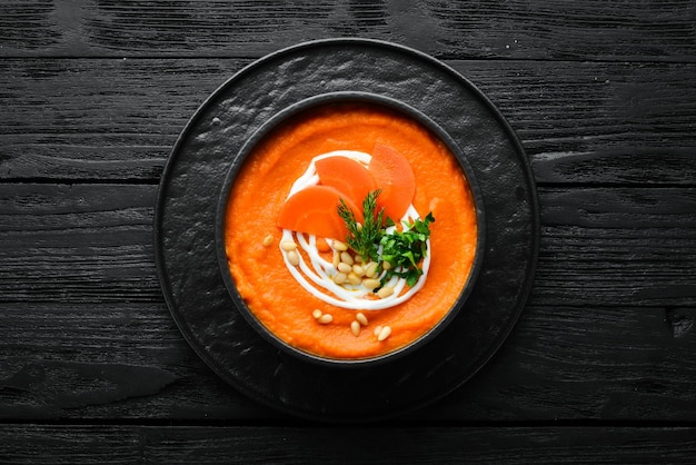 Sopa de puré de cenoura com natas e pinhões Comida vegana Vista superior Espaço livre para o seu texto