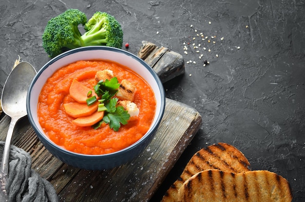 Sopa de purê de cenoura com pão torrado comida dietética vista superior espaço para texto grátis