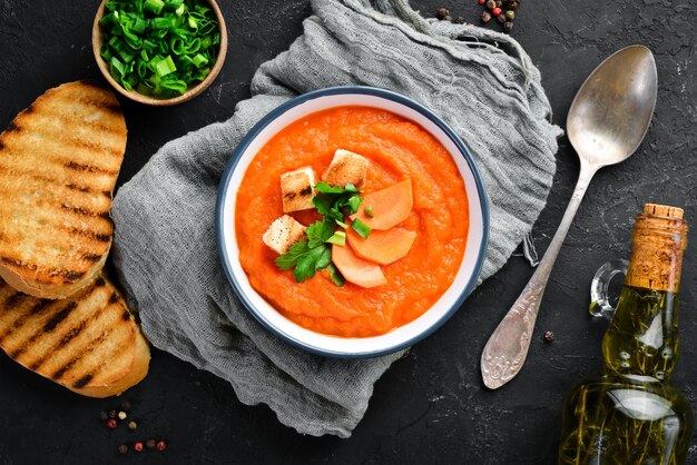 Sopa de purê de cenoura com pão torrado Comida dietética Vista superior Espaço para texto grátis