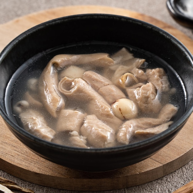 Sopa de quatro tônicos Deliciosa comida tradicional chinesa com sabor de ervas