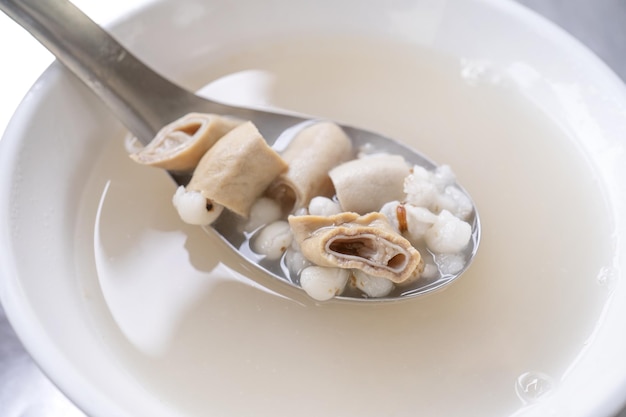 Sopa de quatro tônicos Sopa de quatro ingredientes com sabor de ervas Deliciosa comida de rua taiwanesa com lágrimas de Jó intestinos de porco close-up espaço da cópia