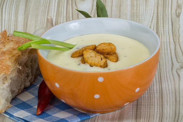 Sopa de queijo com croutons