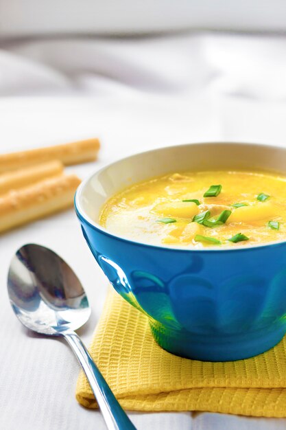 Foto sopa de queijo com frango, batata e açafrão