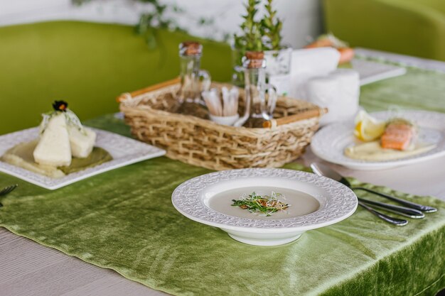 Sopa de queijo com salmão em fundo verde interior