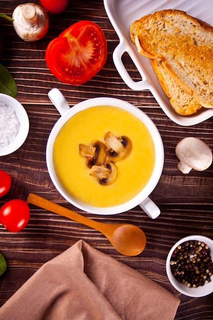 Sopa de queijo ou creme de cebola com torradas de pão em uma tigela branca