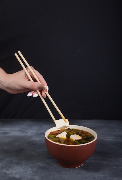 Sopa de queijo tofu japonês tradicional.