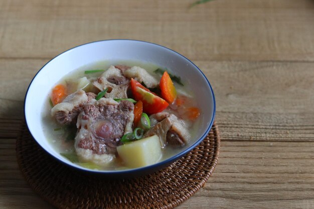 Sopa de rabo de boi indonésio ou Sop Buntut feito de rabo de boi