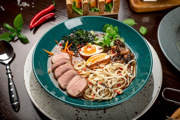 Sopa de ramen asiático com cogumelos de macarrão caseiro de carne e ovo em conserva