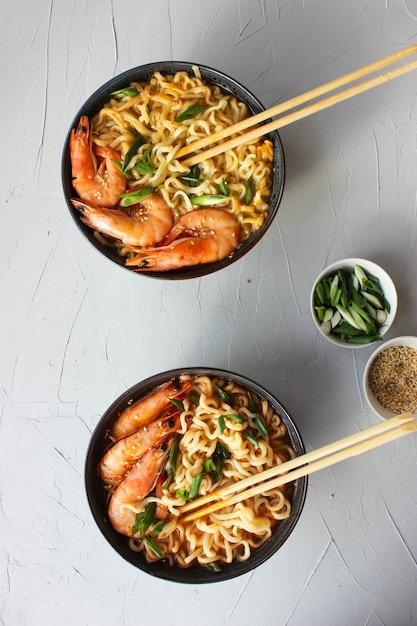 Sopa de ramen com camarão e cebolinha