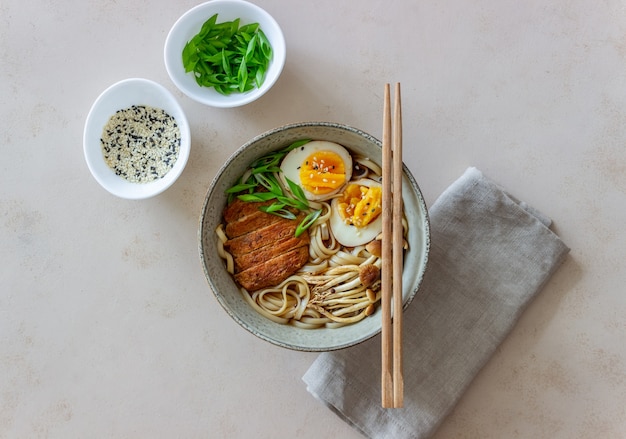 Sopa de ramen com macarrão, carne de porco, cogumelos e ovos. culinária japonesa. receita.