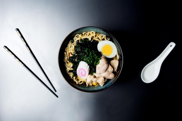 Sopa de Ramen de Frango. Receita tradicional japonesa.