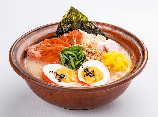 Sopa de ramen japonesa com cebolinha de ovo de vitela e broto em fundo branco