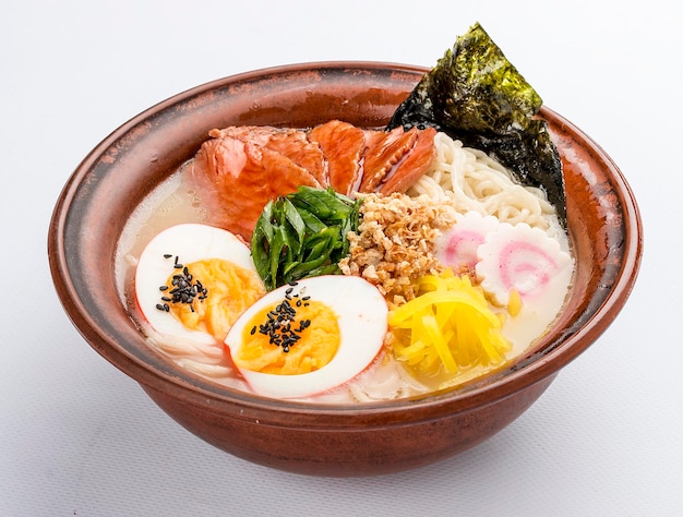 Sopa de ramen japonesa com cebolinha de ovo de vitela e broto em fundo branco