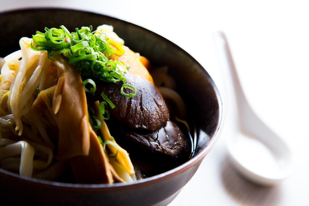 Sopa de ramen vegetariana. Receita tradicional japonesa.