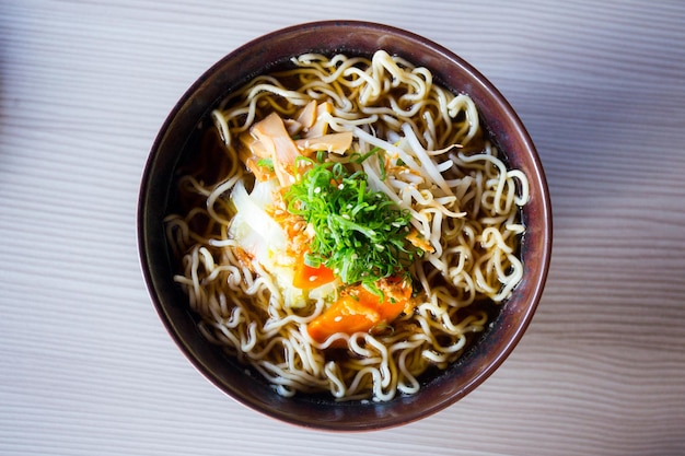 Sopa de ramen vegetariana. Receita tradicional japonesa.