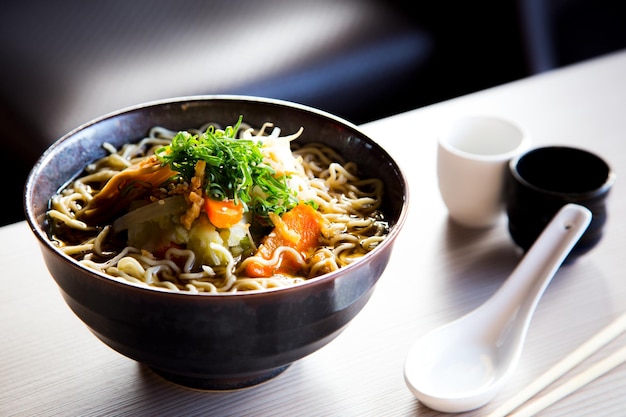 Sopa de ramen vegetariana. Receita tradicional japonesa.