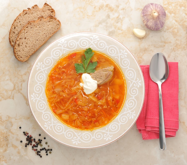 Sopa de repolho e pão