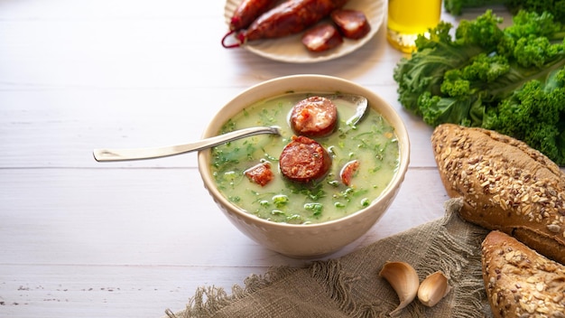 Sopa de repolho portuguesa chamada Caldo Verde na mesa branca