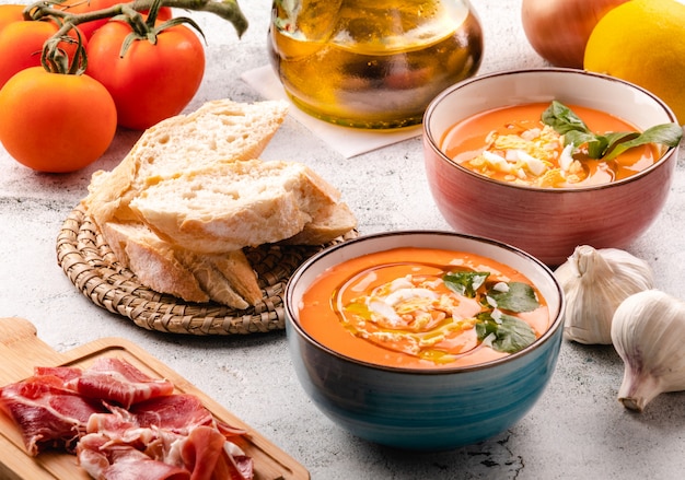 Sopa de Salmorejo com presunto e ovos em uma tigela