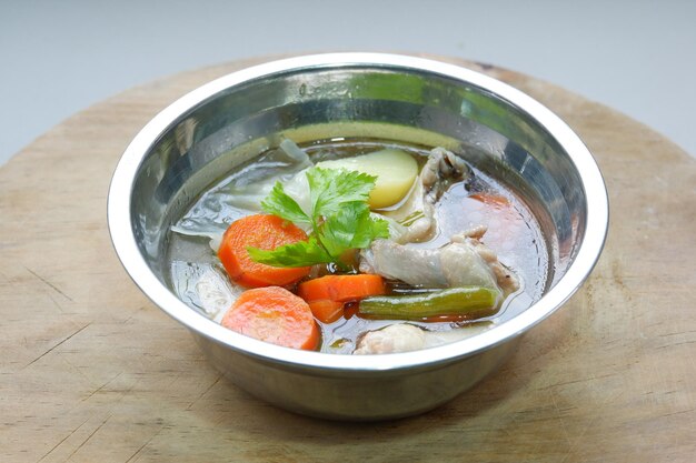 Sopa de sayur ou legume com canja de galinha culinária indonésia