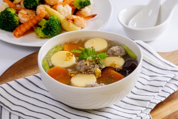 Sopa de tofu com carne de porco picada em prato branco