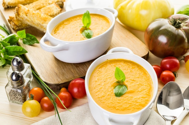 Sopa de tomate assada cozida com tomates orgânicos da herança e servida com sanduíche de queijo grelhado.