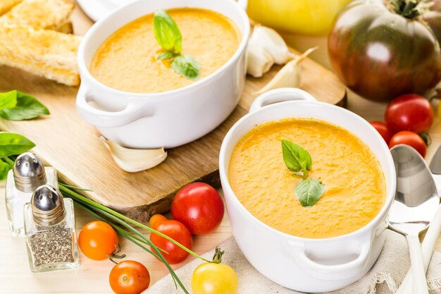 Sopa de tomate assada cozida com tomates orgânicos da herança e servida com sanduíche de queijo grelhado.