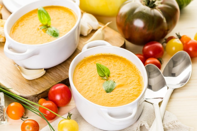 Sopa de tomate assada cozida com tomates orgânicos da herança e servida com sanduíche de queijo grelhado.