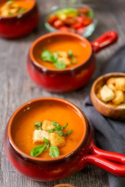 Sopa de tomate assado com manjericão fresco e croutons.