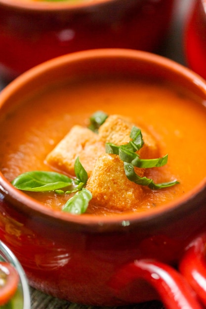 Sopa de tomate assado com manjericão fresco e croutons.