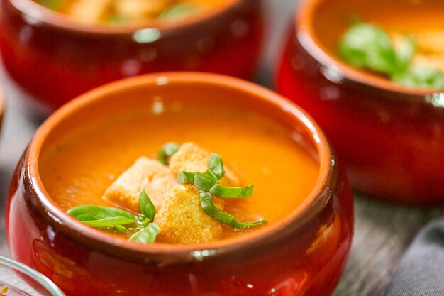 Sopa de tomate assado com manjericão fresco e croutons.