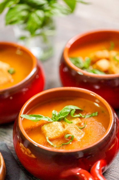 Sopa de tomate assado com manjericão fresco e croutons.