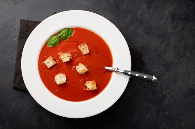 Sopa de tomate caseiro com manjericão.