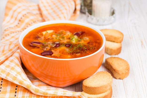 Sopa de tomate com almôndegas e feijão vermelho