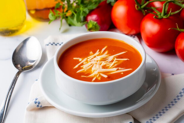 Sopa de tomate com aspecto delicioso. nome turco; Domates corbasi